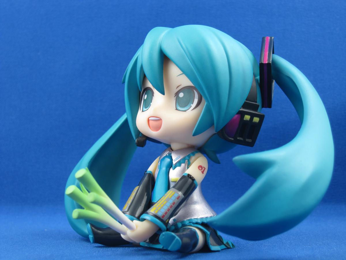 miku sitting figure