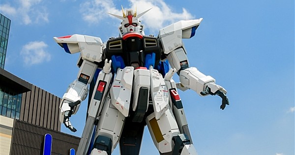 gundam freedom statue