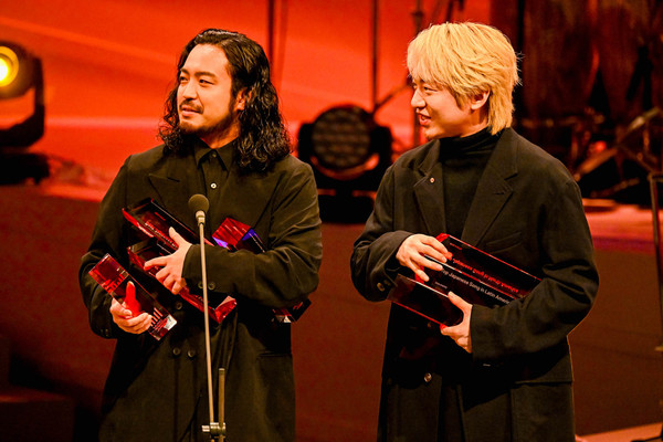 Picture of Creepy Nuts duo holding 7 awards