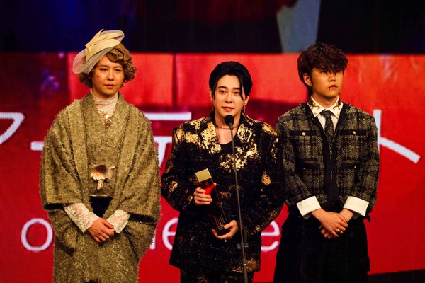 Picture of Mrs. Green Apple accepting award for Artist Of The Year