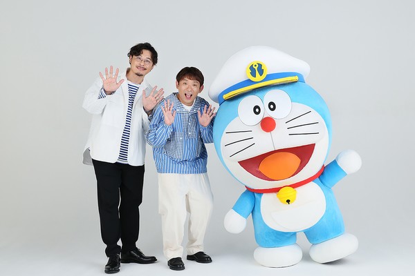 Cast photo of Kenta Sakai and Yuki Hirako with Doraemon